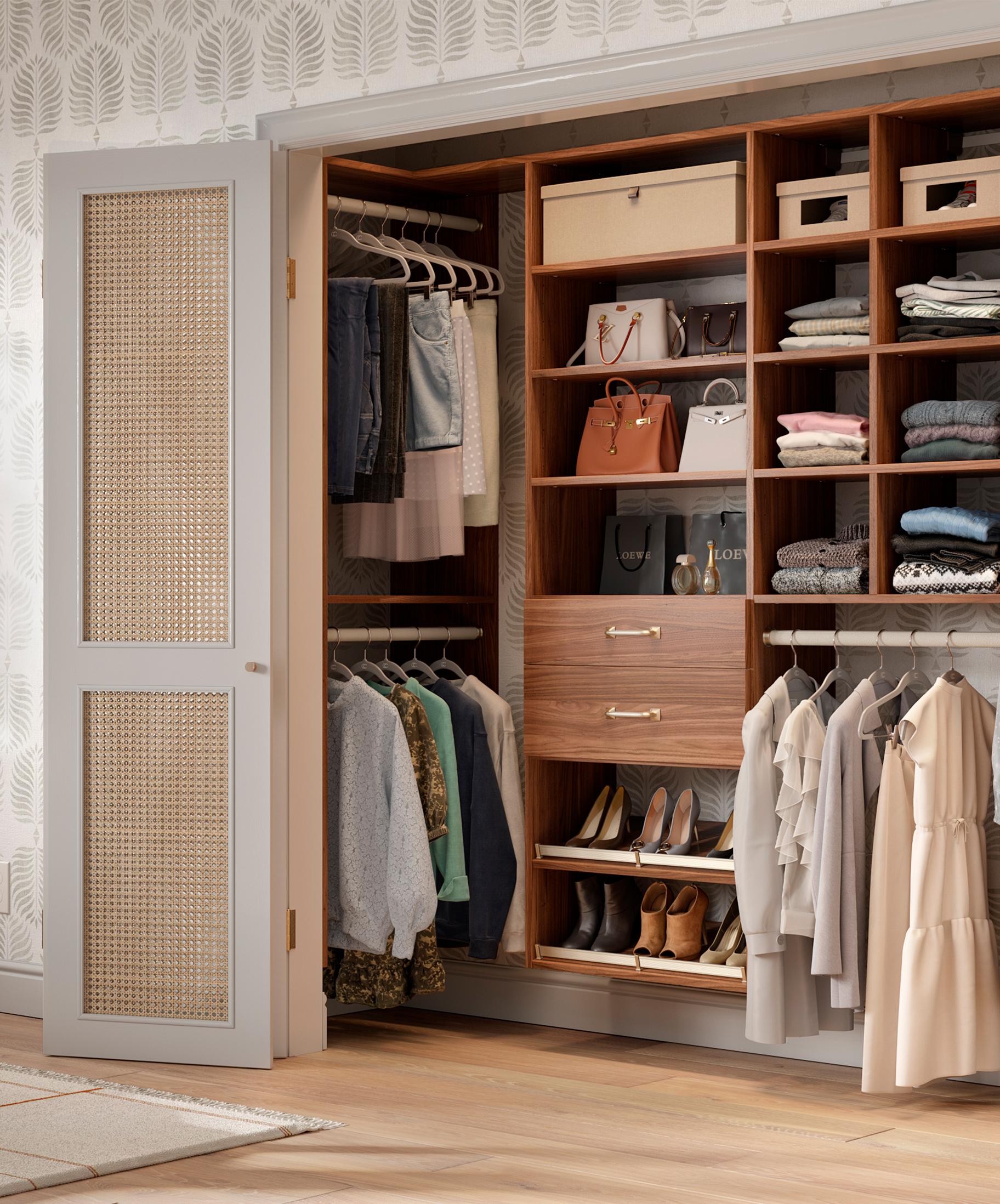 Diseño de armario para dormitorio principal para un acceso fácil al armario California Closets