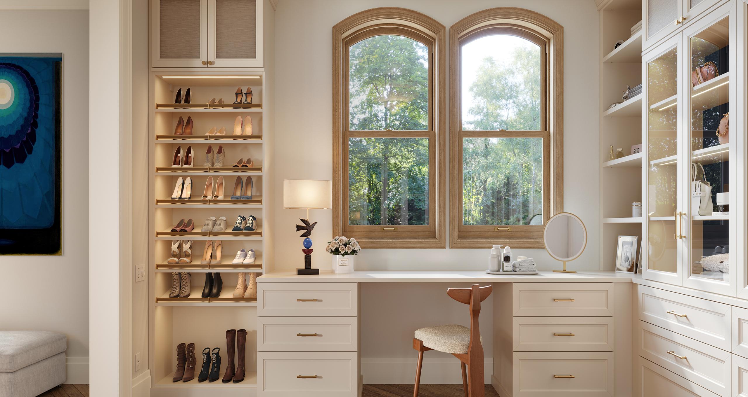 Área dedicada de tocador dentro del clóset con repisas especializadas para almacenamiento de zapatos y estación de maquillaje con espejo de California Closets